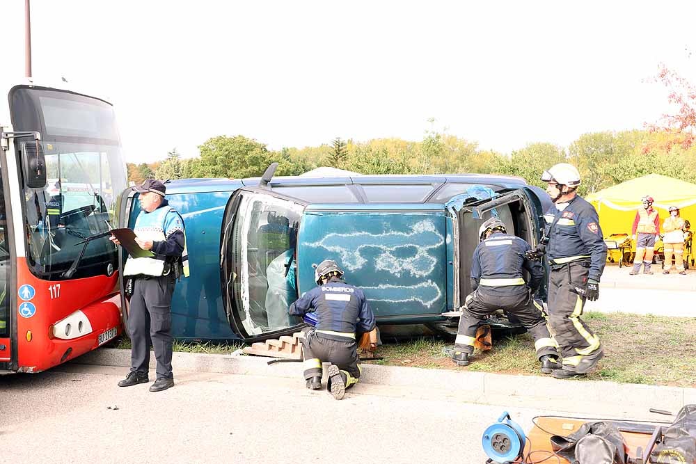 Fotos: Imágenes del simulacro de accidente de transporte escolar