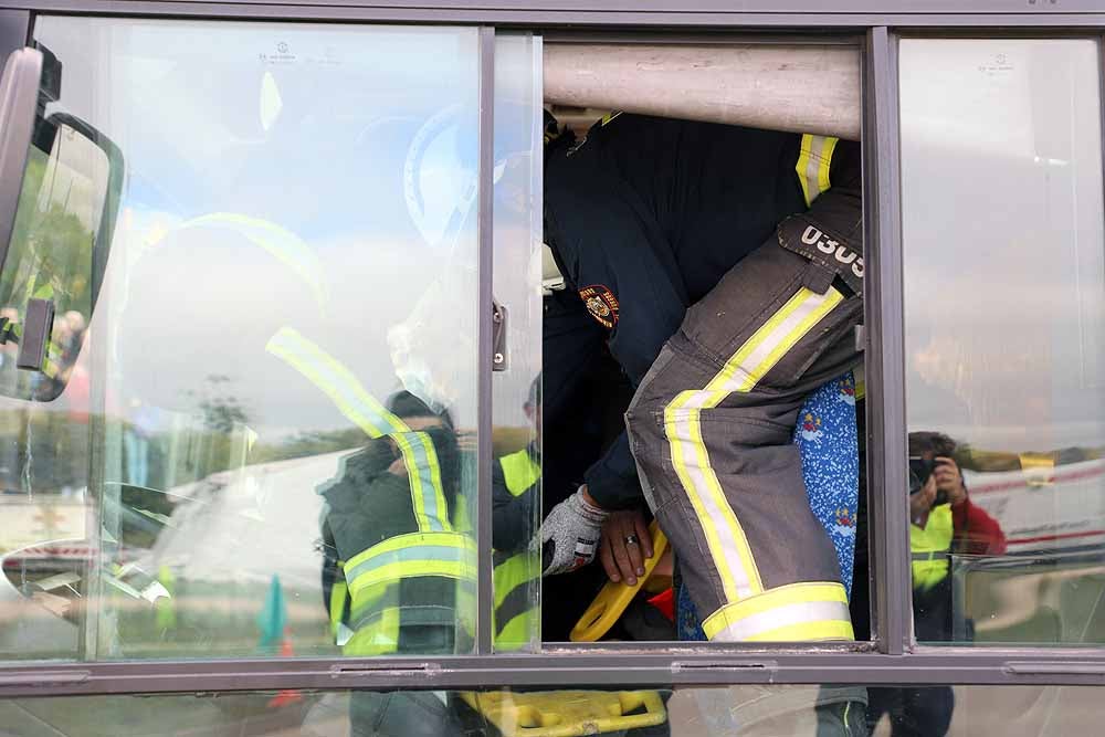 Fotos: Imágenes del simulacro de accidente de transporte escolar