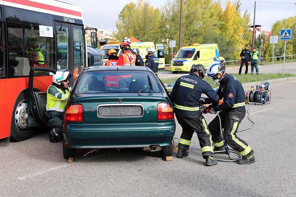 Fotos: Imágenes del simulacro de accidente de transporte escolar