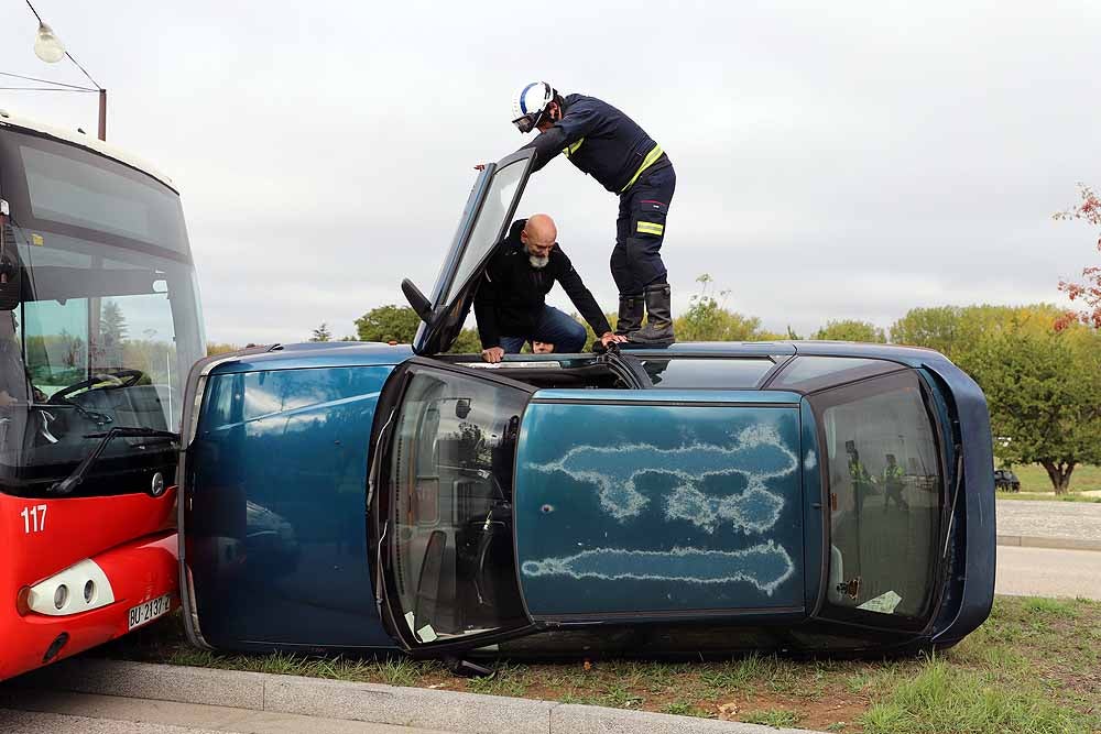 Fotos: Imágenes del simulacro de accidente de transporte escolar