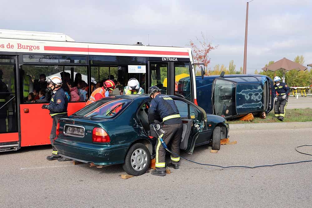 Fotos: Imágenes del simulacro de accidente de transporte escolar