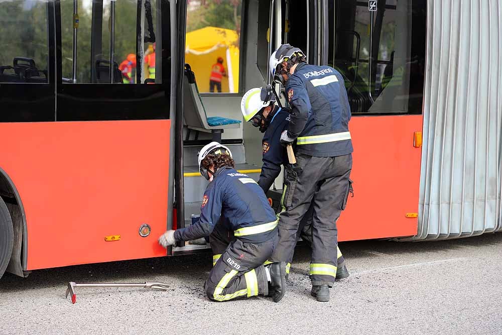 Fotos: Imágenes del simulacro de accidente de transporte escolar