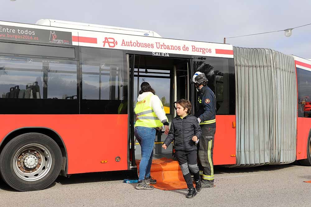 Fotos: Imágenes del simulacro de accidente de transporte escolar