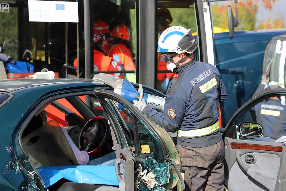 Fotos: Imágenes del simulacro de accidente de transporte escolar