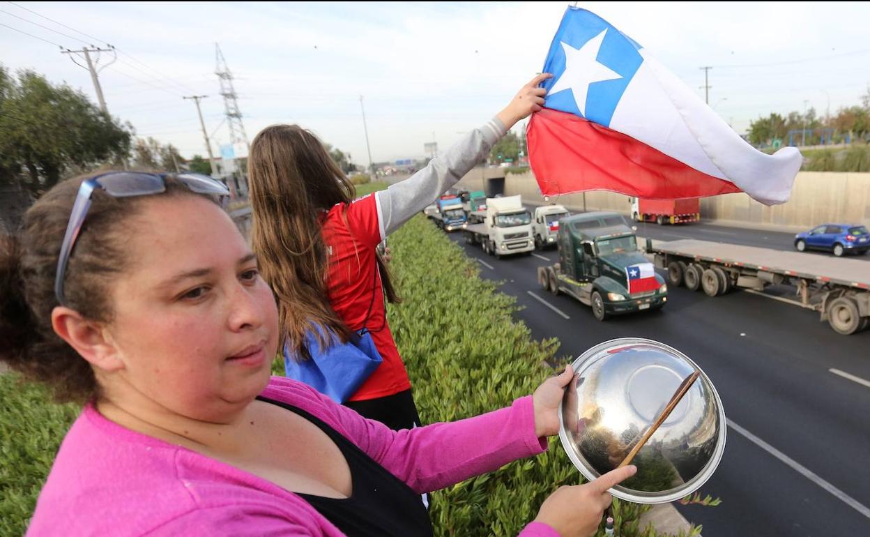 Ciudadanas muestran su apoyo a los transportistas.