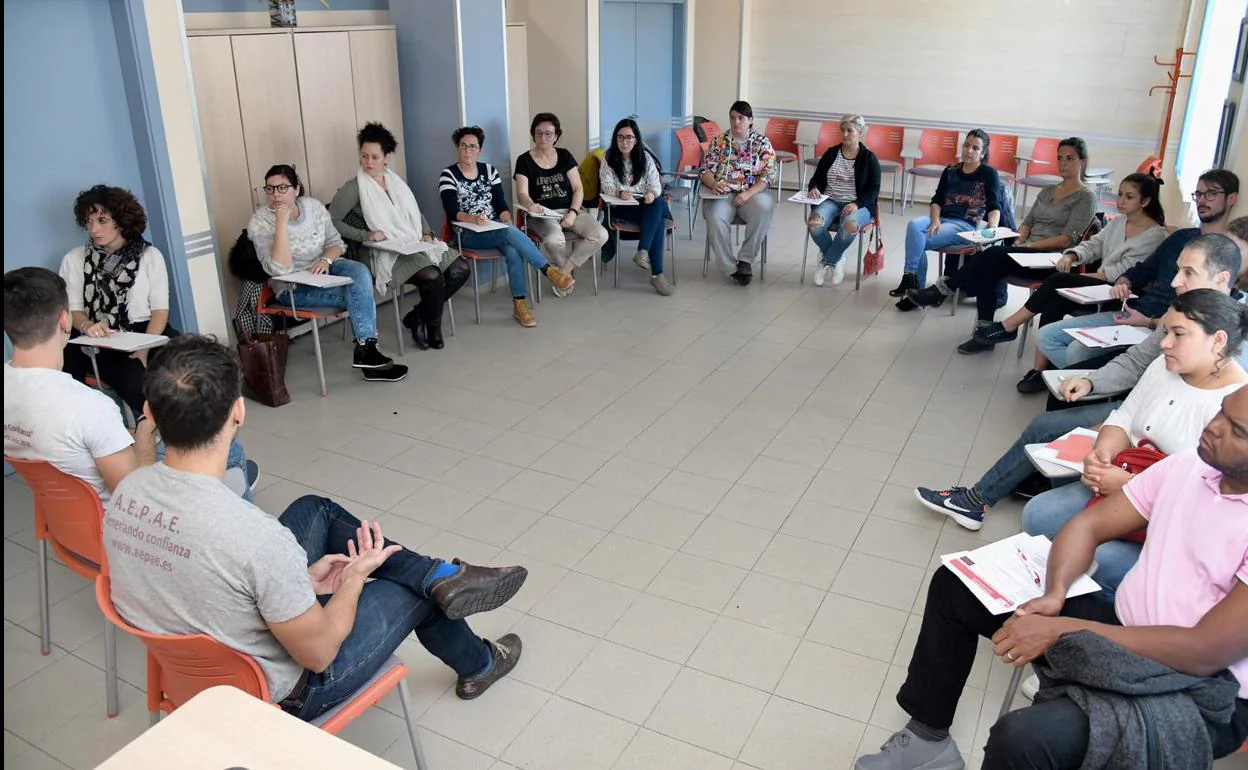 El taller se ha celebrado esta mañana en dependencias de Cruz Roja