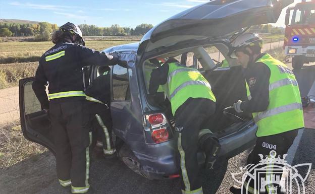 Imagen principal - Imágenes de la intervención de los bomberos