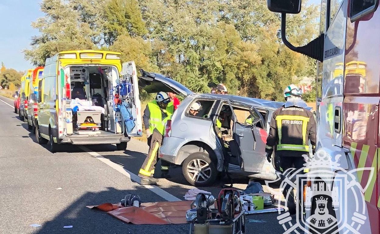 El accidente ha dejado tres heridos y ha requerido la intervención de los bomberos