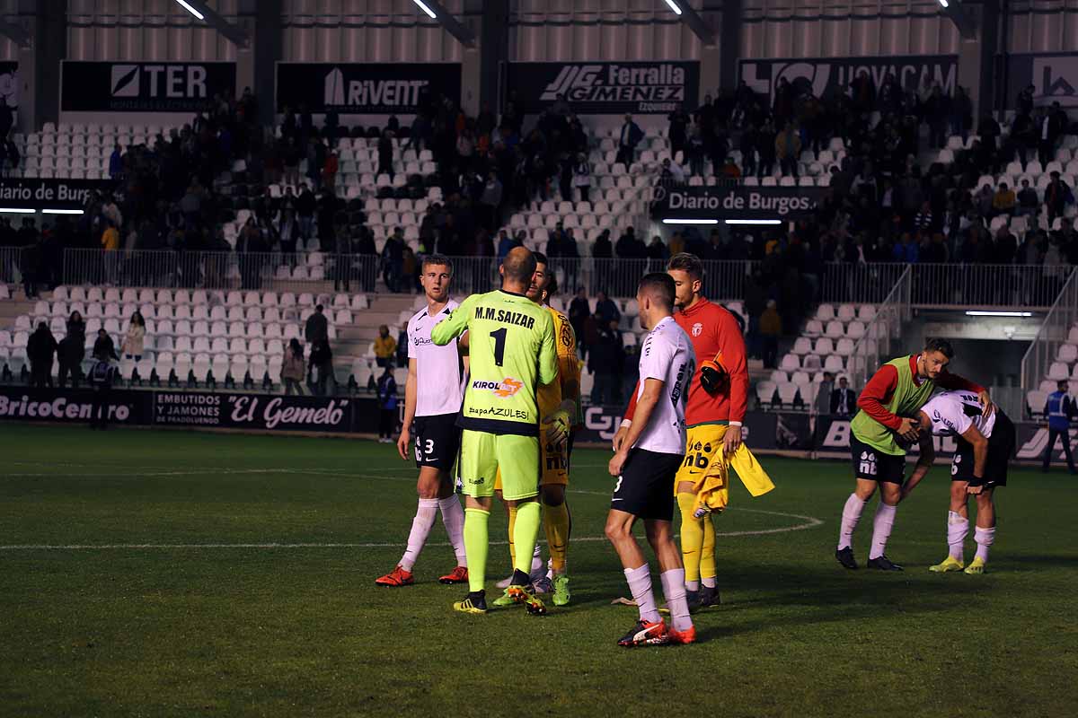 Los blanquinegros han perdido en casa contra la Sociedad Deportiva Amorebieta | Pisculichi encajó el único gol para los locales (1-2) | El Plantío recibió con emoción y homenajes a Mikel Saizar que regresaba a la que fue su portería durante dos temporadas). 