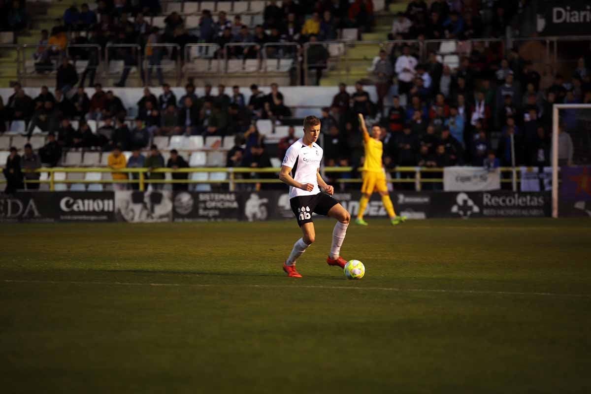 Los blanquinegros han perdido en casa contra la Sociedad Deportiva Amorebieta | Pisculichi encajó el único gol para los locales (1-2) | El Plantío recibió con emoción y homenajes a Mikel Saizar que regresaba a la que fue su portería durante dos temporadas). 