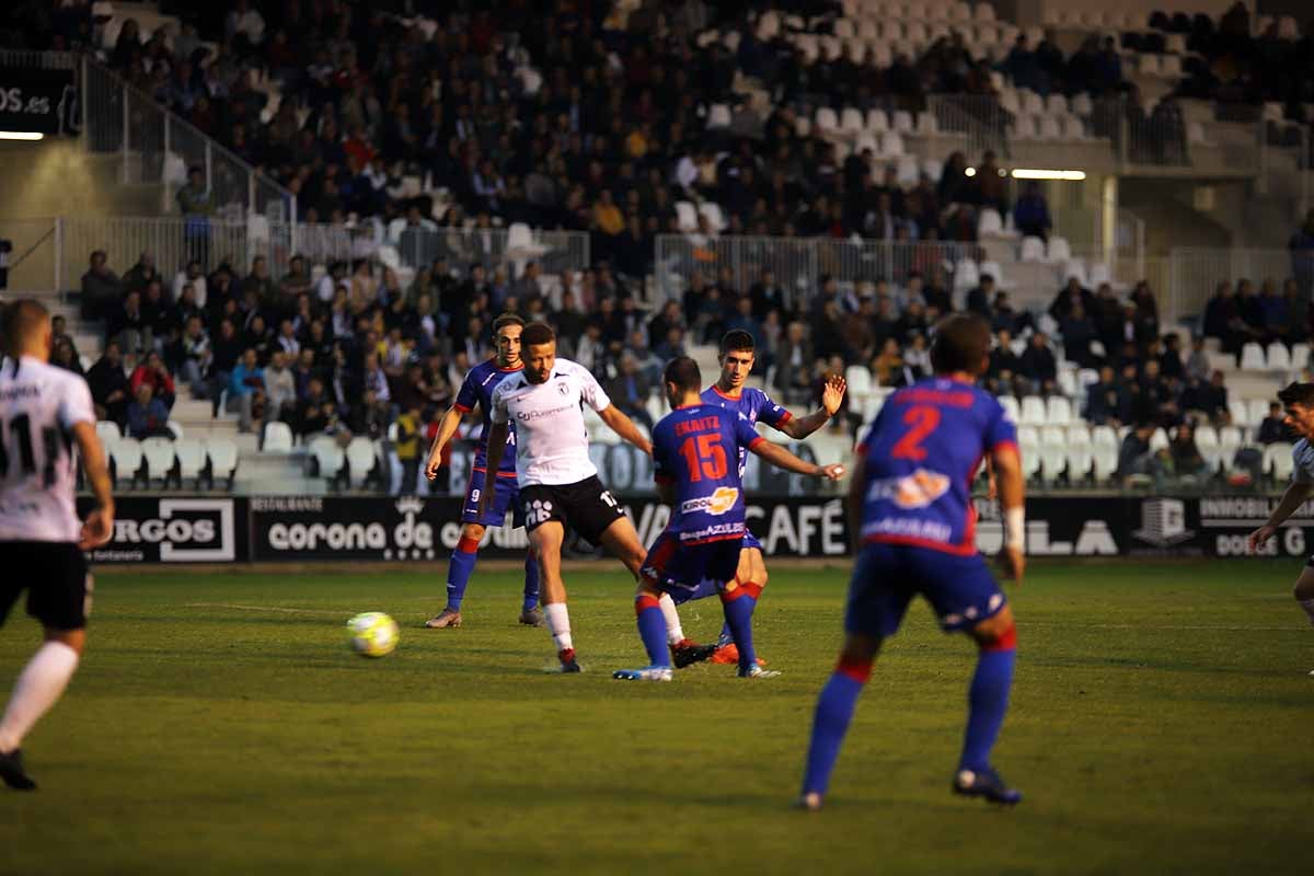 Los blanquinegros han perdido en casa contra la Sociedad Deportiva Amorebieta | Pisculichi encajó el único gol para los locales (1-2) | El Plantío recibió con emoción y homenajes a Mikel Saizar que regresaba a la que fue su portería durante dos temporadas). 