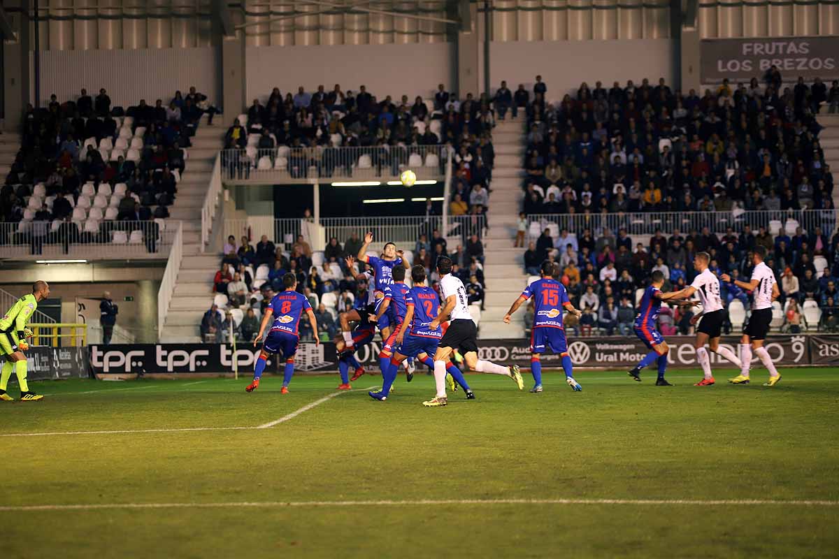 Los blanquinegros han perdido en casa contra la Sociedad Deportiva Amorebieta | Pisculichi encajó el único gol para los locales (1-2) | El Plantío recibió con emoción y homenajes a Mikel Saizar que regresaba a la que fue su portería durante dos temporadas). 