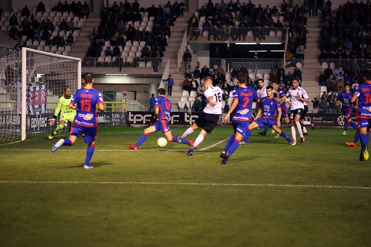 Los blanquinegros han perdido en casa contra la Sociedad Deportiva Amorebieta | Pisculichi encajó el único gol para los locales (1-2) | El Plantío recibió con emoción y homenajes a Mikel Saizar que regresaba a la que fue su portería durante dos temporadas). 