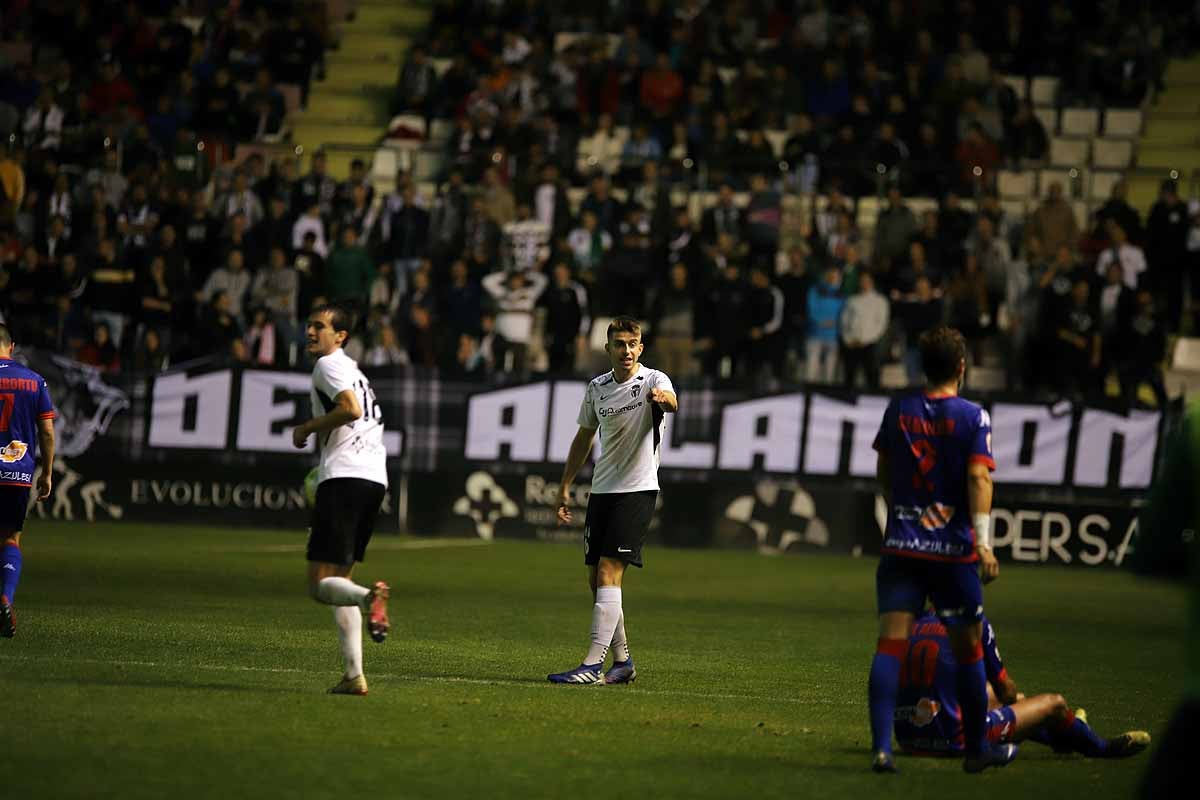 Los blanquinegros han perdido en casa contra la Sociedad Deportiva Amorebieta | Pisculichi encajó el único gol para los locales (1-2) | El Plantío recibió con emoción y homenajes a Mikel Saizar que regresaba a la que fue su portería durante dos temporadas). 