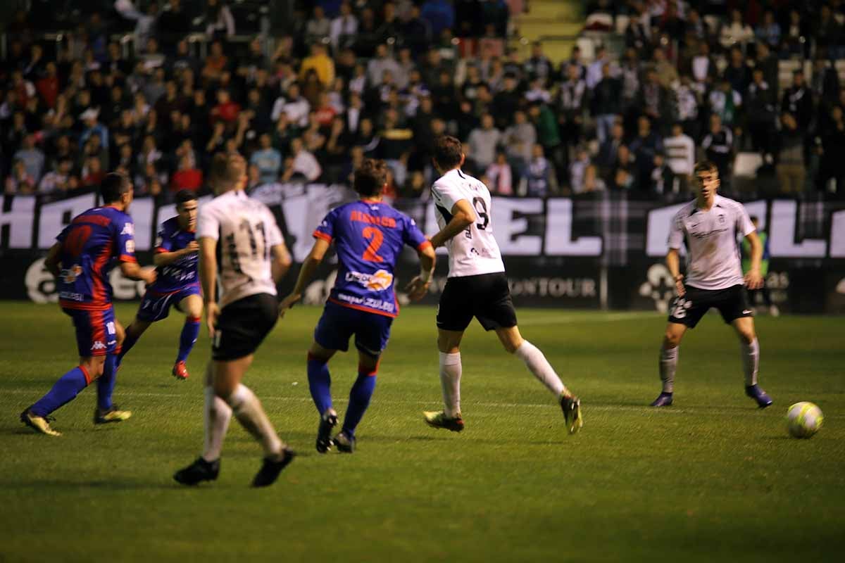 Los blanquinegros han perdido en casa contra la Sociedad Deportiva Amorebieta | Pisculichi encajó el único gol para los locales (1-2) | El Plantío recibió con emoción y homenajes a Mikel Saizar que regresaba a la que fue su portería durante dos temporadas). 