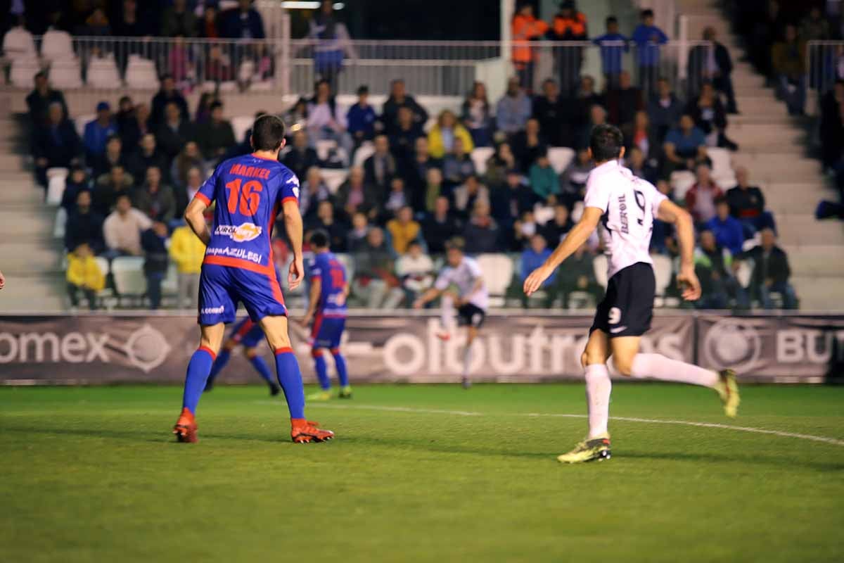 Los blanquinegros han perdido en casa contra la Sociedad Deportiva Amorebieta | Pisculichi encajó el único gol para los locales (1-2) | El Plantío recibió con emoción y homenajes a Mikel Saizar que regresaba a la que fue su portería durante dos temporadas). 