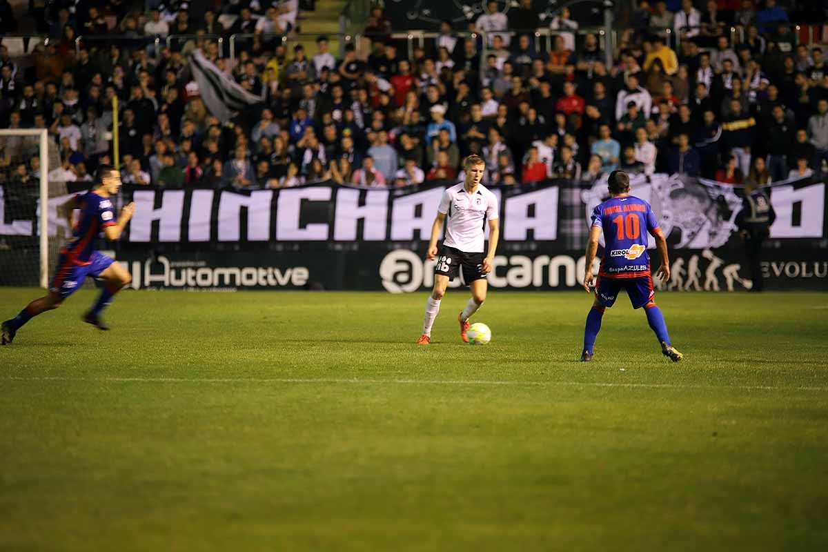 Los blanquinegros han perdido en casa contra la Sociedad Deportiva Amorebieta | Pisculichi encajó el único gol para los locales (1-2) | El Plantío recibió con emoción y homenajes a Mikel Saizar que regresaba a la que fue su portería durante dos temporadas). 