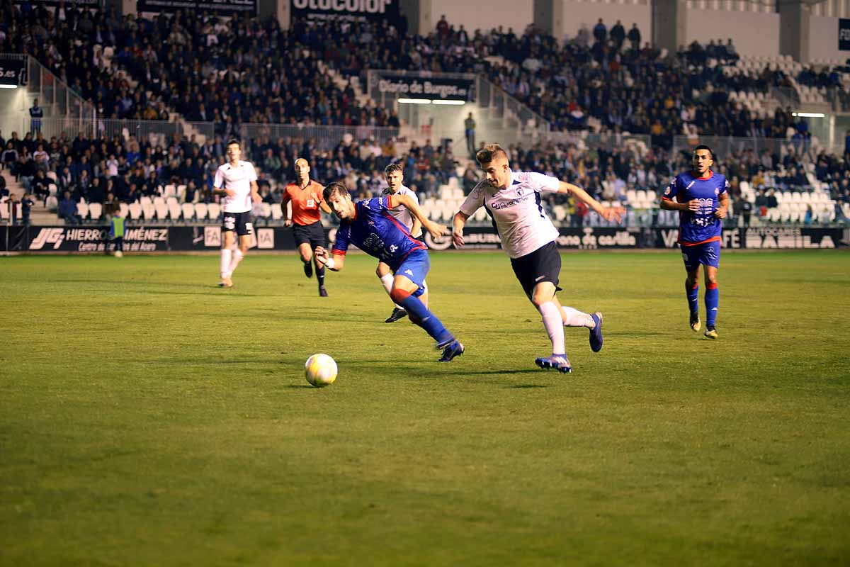 Los blanquinegros han perdido en casa contra la Sociedad Deportiva Amorebieta | Pisculichi encajó el único gol para los locales (1-2) | El Plantío recibió con emoción y homenajes a Mikel Saizar que regresaba a la que fue su portería durante dos temporadas). 