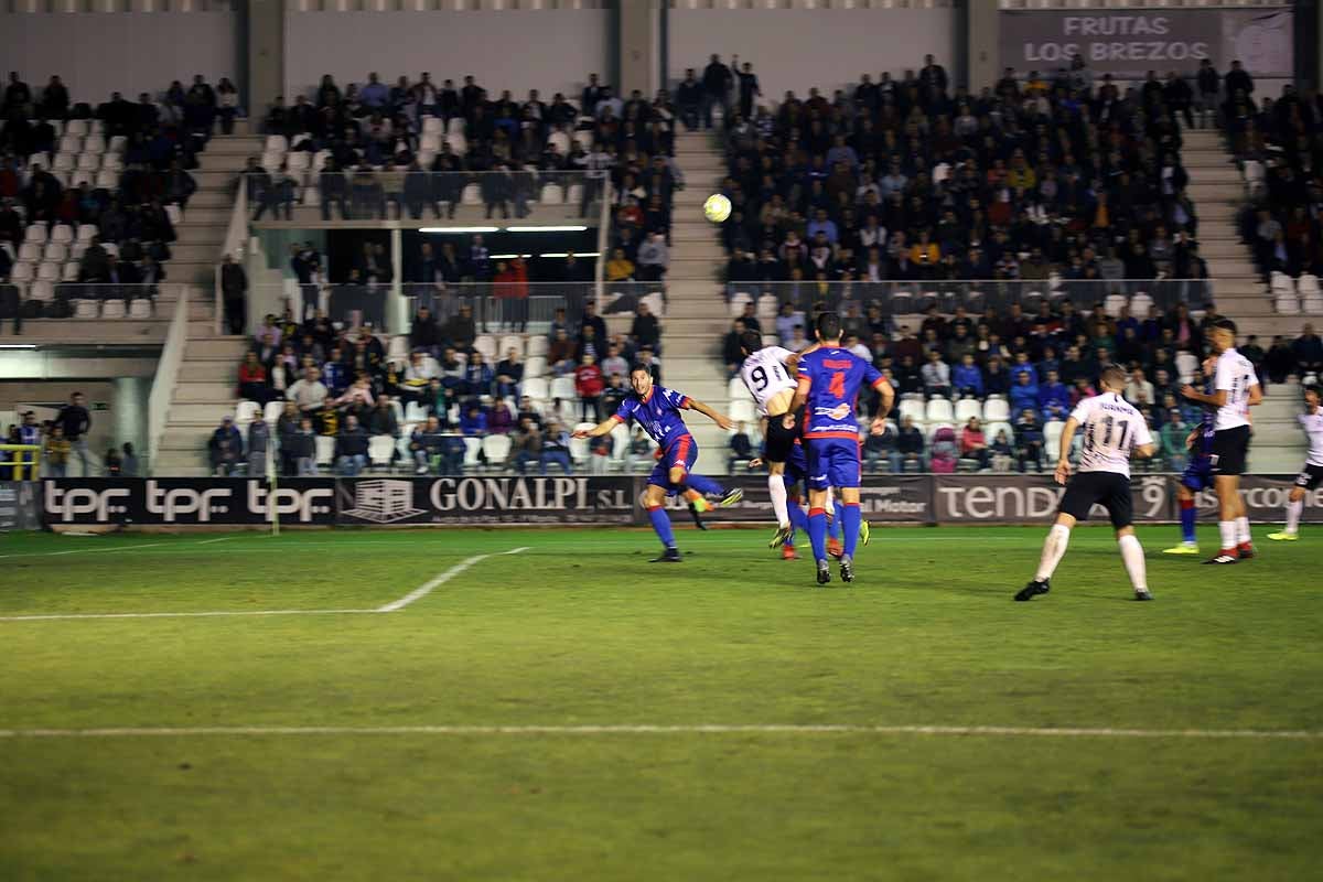 Los blanquinegros han perdido en casa contra la Sociedad Deportiva Amorebieta | Pisculichi encajó el único gol para los locales (1-2) | El Plantío recibió con emoción y homenajes a Mikel Saizar que regresaba a la que fue su portería durante dos temporadas). 