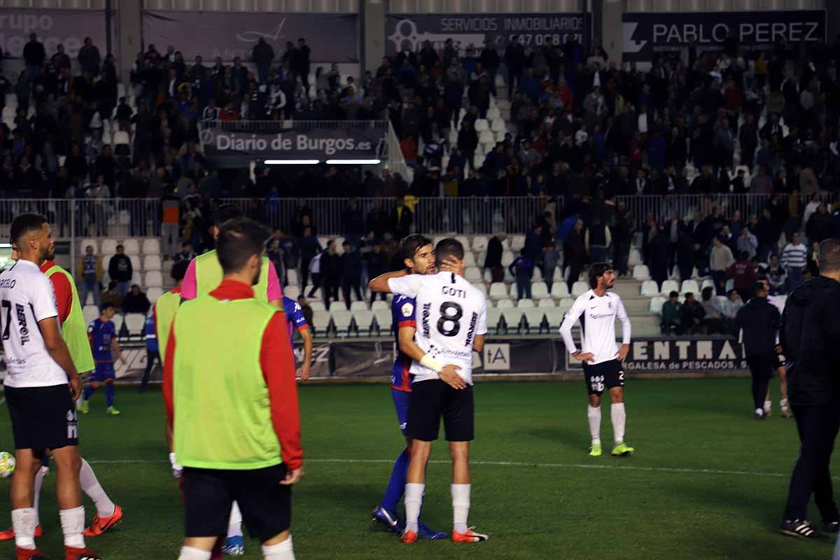 Los blanquinegros han perdido en casa contra la Sociedad Deportiva Amorebieta | Pisculichi encajó el único gol para los locales (1-2) | El Plantío recibió con emoción y homenajes a Mikel Saizar que regresaba a la que fue su portería durante dos temporadas). 