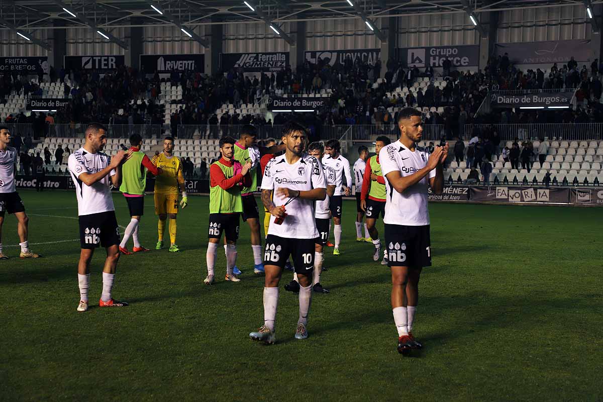 Los blanquinegros han perdido en casa contra la Sociedad Deportiva Amorebieta | Pisculichi encajó el único gol para los locales (1-2) | El Plantío recibió con emoción y homenajes a Mikel Saizar que regresaba a la que fue su portería durante dos temporadas). 