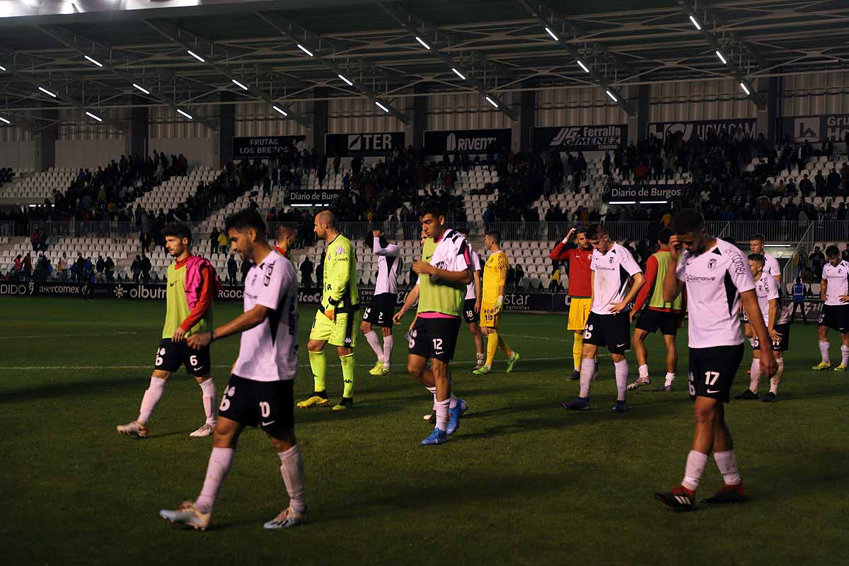 Los blanquinegros han perdido en casa contra la Sociedad Deportiva Amorebieta | Pisculichi encajó el único gol para los locales (1-2) | El Plantío recibió con emoción y homenajes a Mikel Saizar que regresaba a la que fue su portería durante dos temporadas). 