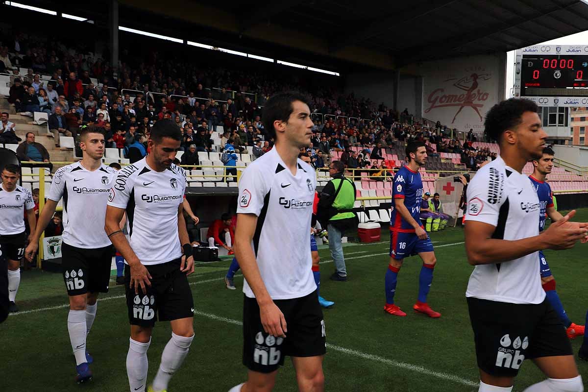 Los blanquinegros han perdido en casa contra la Sociedad Deportiva Amorebieta | Pisculichi encajó el único gol para los locales (1-2) | El Plantío recibió con emoción y homenajes a Mikel Saizar que regresaba a la que fue su portería durante dos temporadas). 