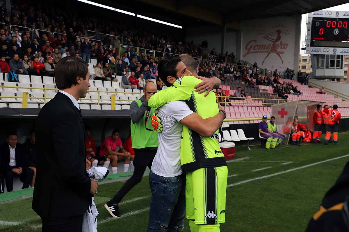 Los blanquinegros han perdido en casa contra la Sociedad Deportiva Amorebieta | Pisculichi encajó el único gol para los locales (1-2) | El Plantío recibió con emoción y homenajes a Mikel Saizar que regresaba a la que fue su portería durante dos temporadas). 