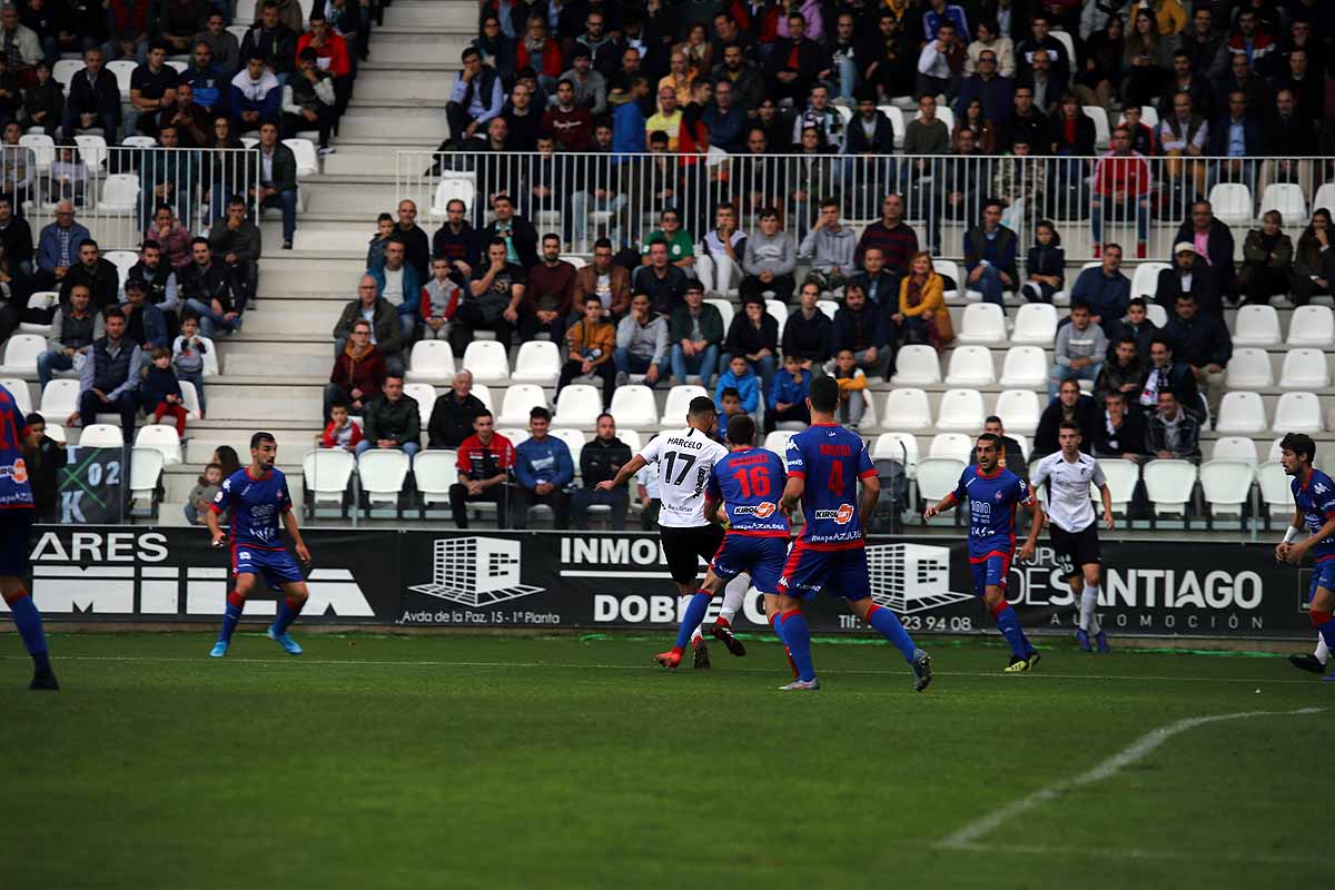 Los blanquinegros han perdido en casa contra la Sociedad Deportiva Amorebieta | Pisculichi encajó el único gol para los locales (1-2) | El Plantío recibió con emoción y homenajes a Mikel Saizar que regresaba a la que fue su portería durante dos temporadas). 