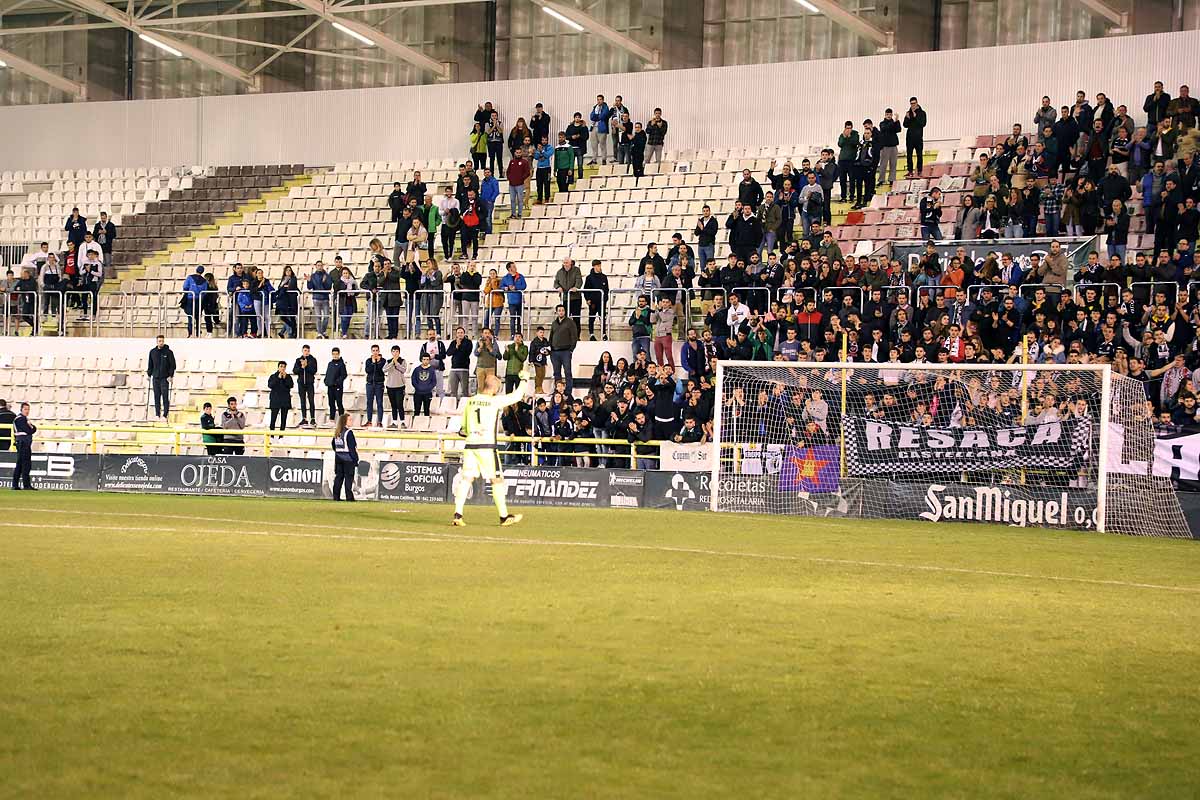 Los blanquinegros han perdido en casa contra la Sociedad Deportiva Amorebieta | Pisculichi encajó el único gol para los locales (1-2) | El Plantío recibió con emoción y homenajes a Mikel Saizar que regresaba a la que fue su portería durante dos temporadas). 