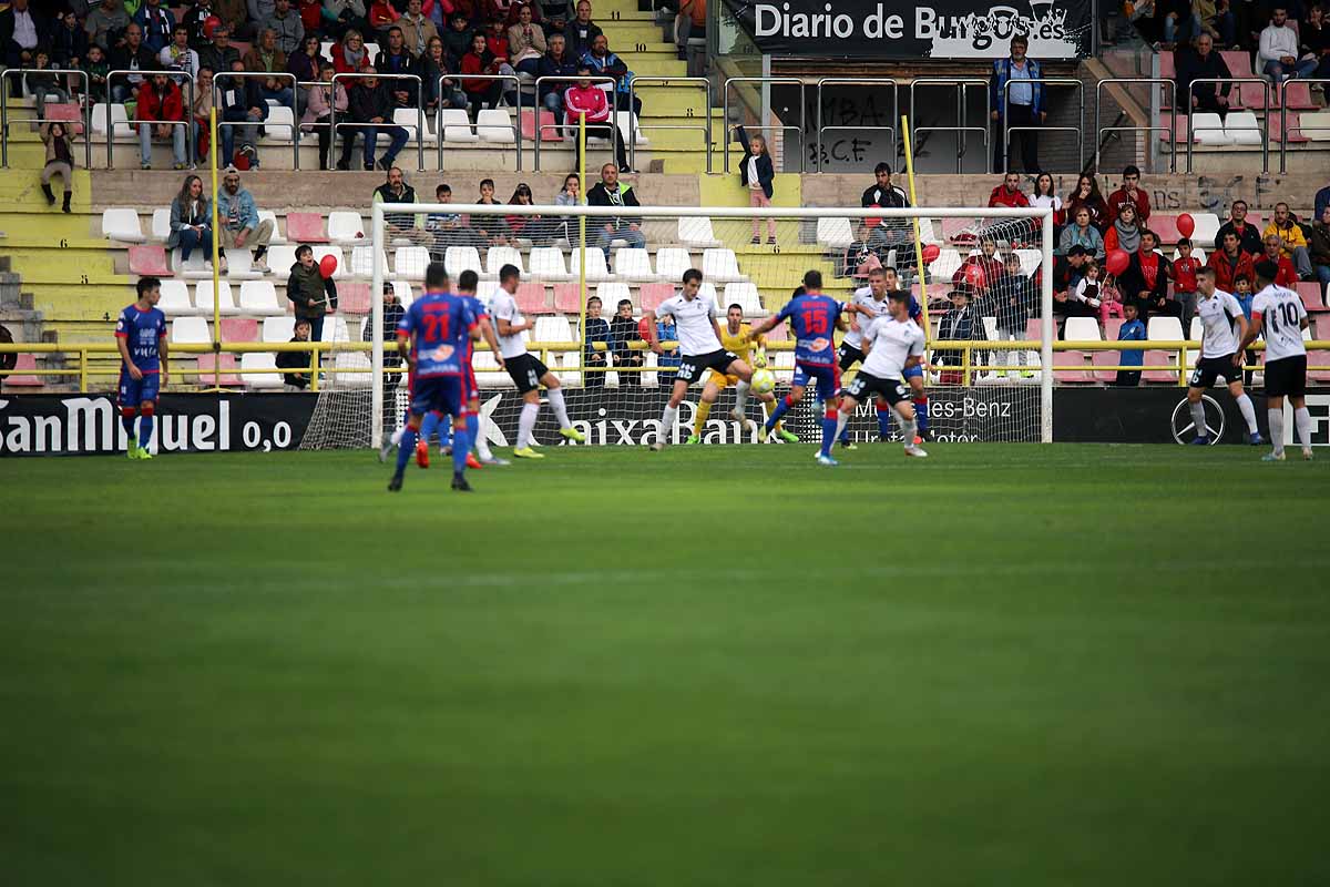 Los blanquinegros han perdido en casa contra la Sociedad Deportiva Amorebieta | Pisculichi encajó el único gol para los locales (1-2) | El Plantío recibió con emoción y homenajes a Mikel Saizar que regresaba a la que fue su portería durante dos temporadas). 