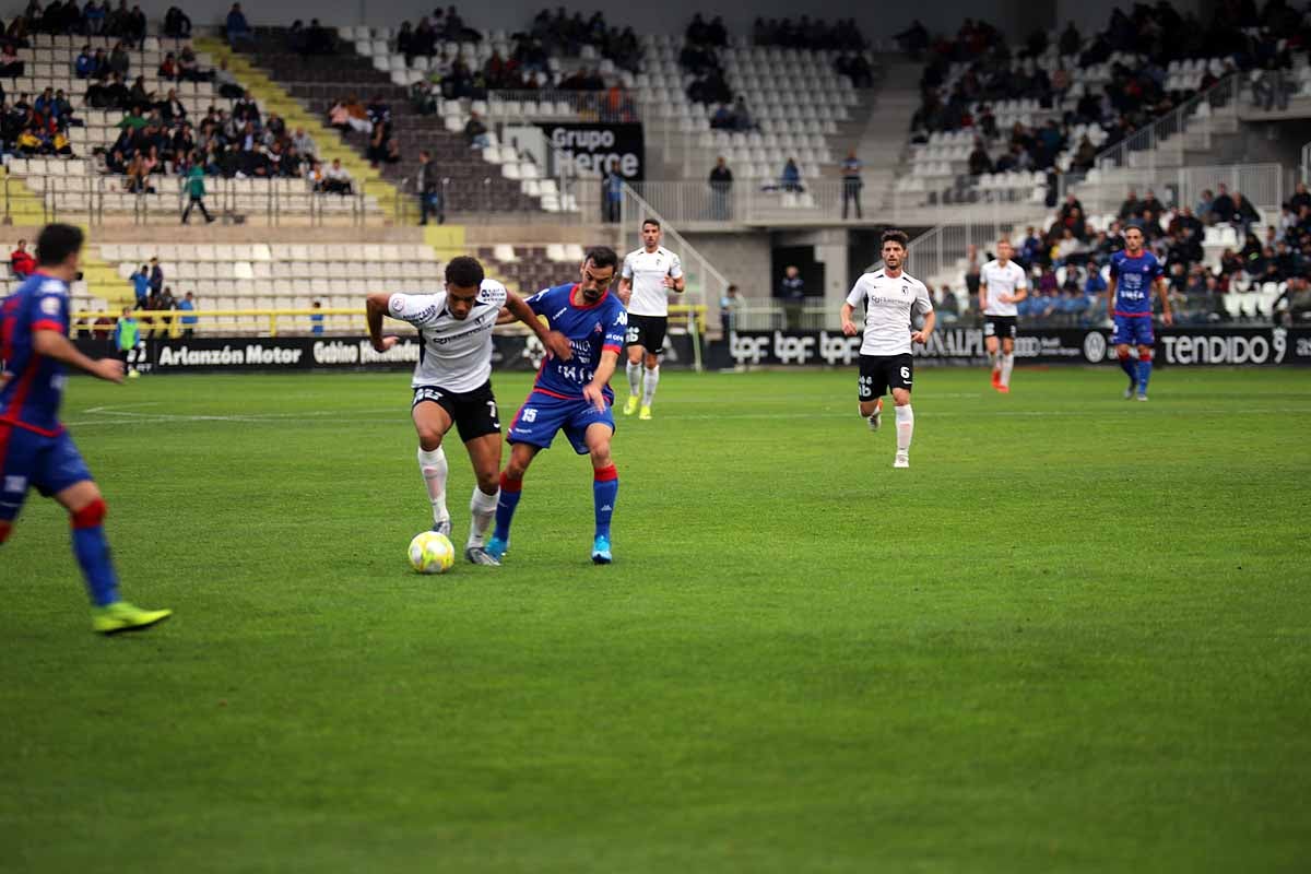 Los blanquinegros han perdido en casa contra la Sociedad Deportiva Amorebieta | Pisculichi encajó el único gol para los locales (1-2) | El Plantío recibió con emoción y homenajes a Mikel Saizar que regresaba a la que fue su portería durante dos temporadas). 