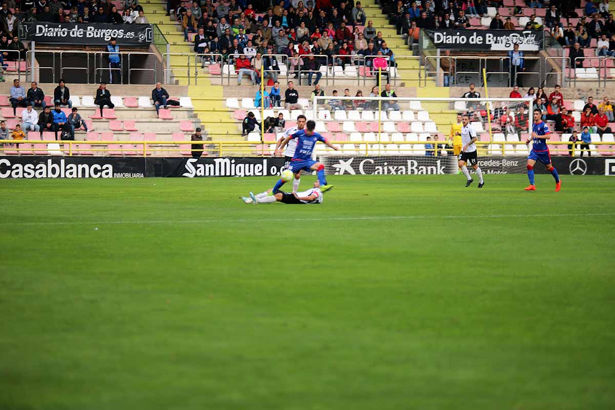 Los blanquinegros han perdido en casa contra la Sociedad Deportiva Amorebieta | Pisculichi encajó el único gol para los locales (1-2) | El Plantío recibió con emoción y homenajes a Mikel Saizar que regresaba a la que fue su portería durante dos temporadas). 