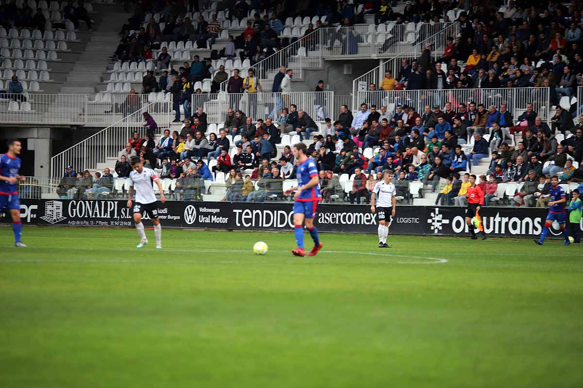 Los blanquinegros han perdido en casa contra la Sociedad Deportiva Amorebieta | Pisculichi encajó el único gol para los locales (1-2) | El Plantío recibió con emoción y homenajes a Mikel Saizar que regresaba a la que fue su portería durante dos temporadas). 