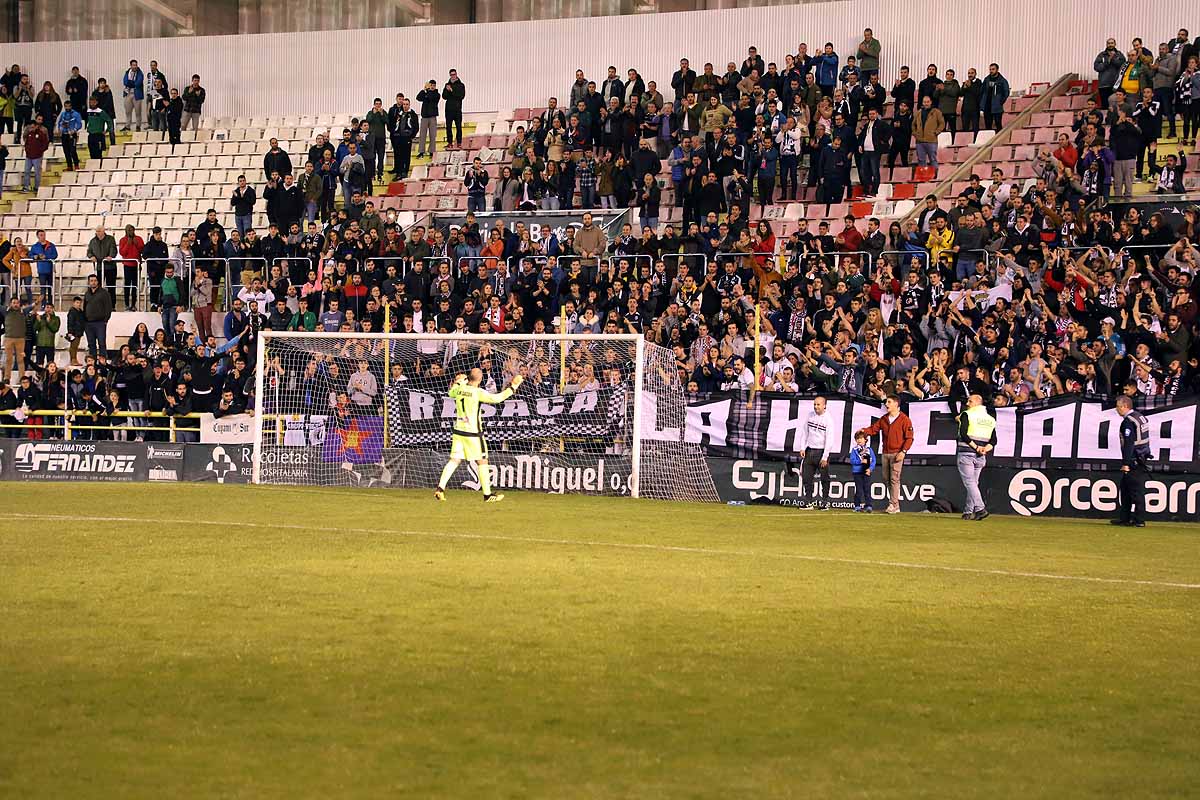 Los blanquinegros han perdido en casa contra la Sociedad Deportiva Amorebieta | Pisculichi encajó el único gol para los locales (1-2) | El Plantío recibió con emoción y homenajes a Mikel Saizar que regresaba a la que fue su portería durante dos temporadas). 