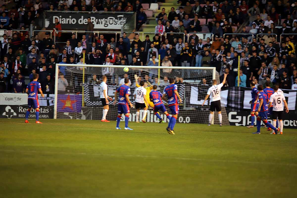 Los blanquinegros han perdido en casa contra la Sociedad Deportiva Amorebieta | Pisculichi encajó el único gol para los locales (1-2) | El Plantío recibió con emoción y homenajes a Mikel Saizar que regresaba a la que fue su portería durante dos temporadas). 