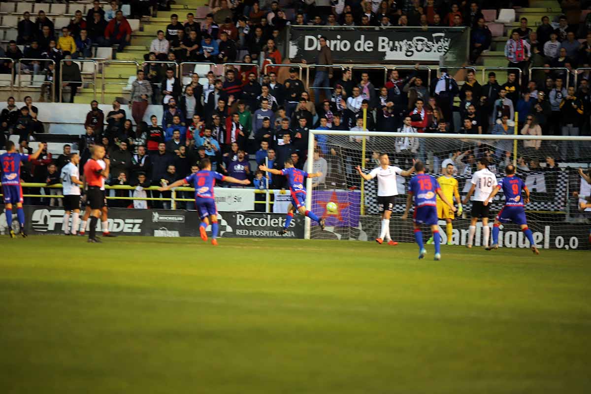 Los blanquinegros han perdido en casa contra la Sociedad Deportiva Amorebieta | Pisculichi encajó el único gol para los locales (1-2) | El Plantío recibió con emoción y homenajes a Mikel Saizar que regresaba a la que fue su portería durante dos temporadas). 