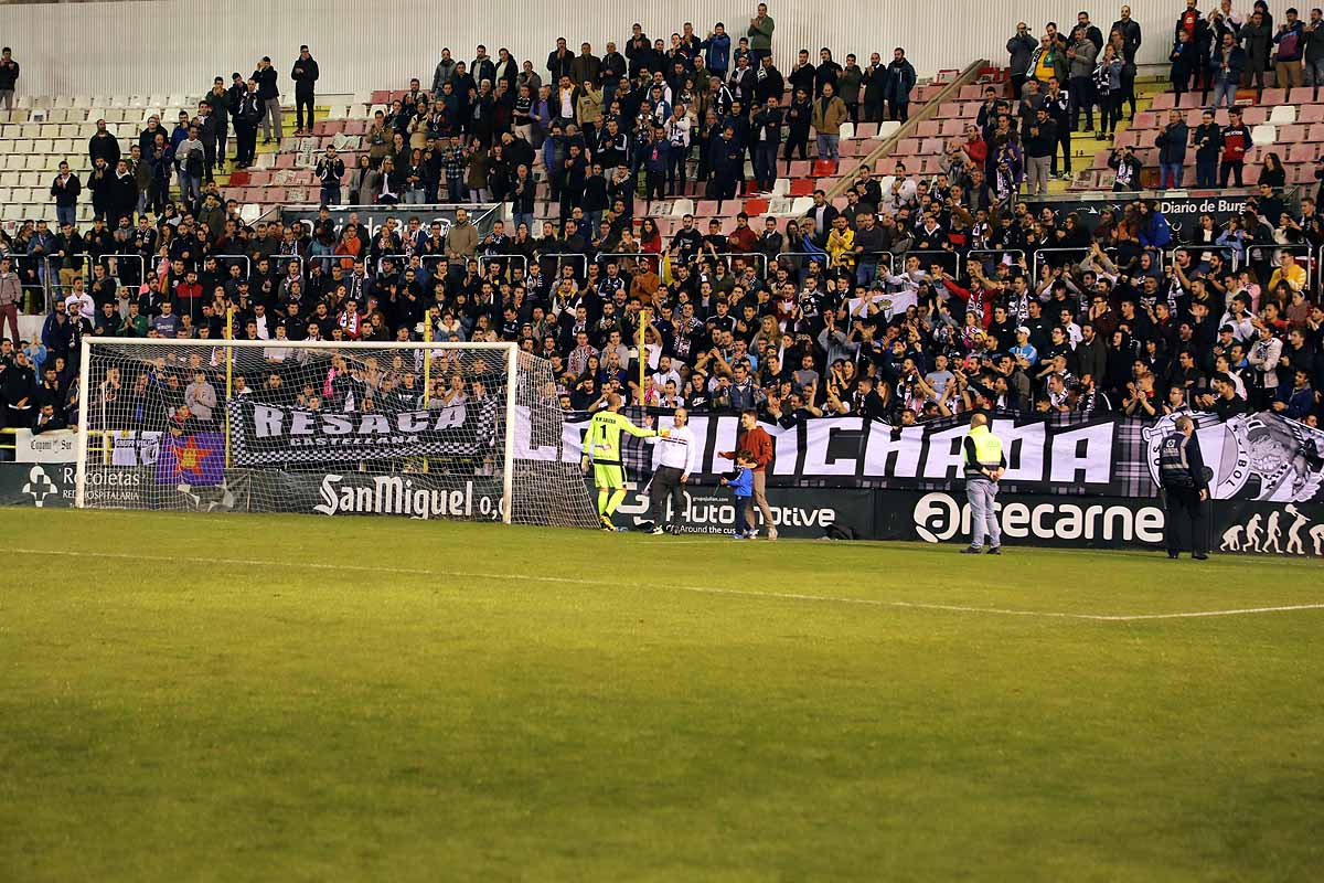 Los blanquinegros han perdido en casa contra la Sociedad Deportiva Amorebieta | Pisculichi encajó el único gol para los locales (1-2) | El Plantío recibió con emoción y homenajes a Mikel Saizar que regresaba a la que fue su portería durante dos temporadas). 