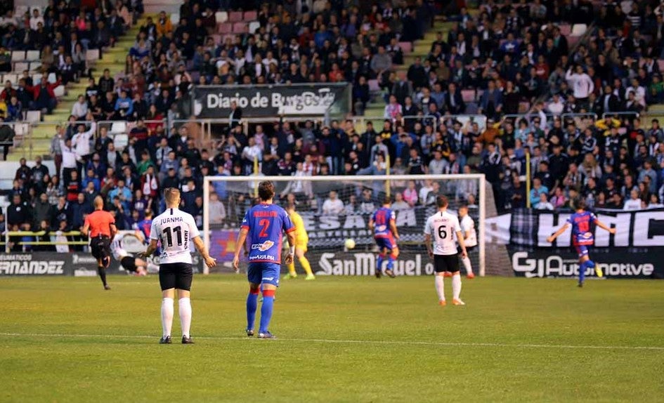 Los blanquinegros han perdido en casa contra la Sociedad Deportiva Amorebieta | Pisculichi encajó el único gol para los locales (1-2) | El Plantío recibió con emoción y homenajes a Mikel Saizar que regresaba a la que fue su portería durante dos temporadas). 