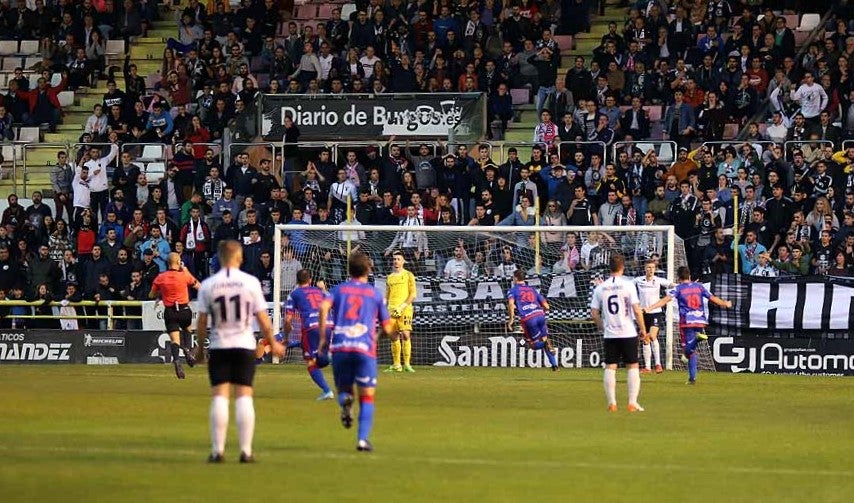 Los blanquinegros han perdido en casa contra la Sociedad Deportiva Amorebieta | Pisculichi encajó el único gol para los locales (1-2) | El Plantío recibió con emoción y homenajes a Mikel Saizar que regresaba a la que fue su portería durante dos temporadas). 