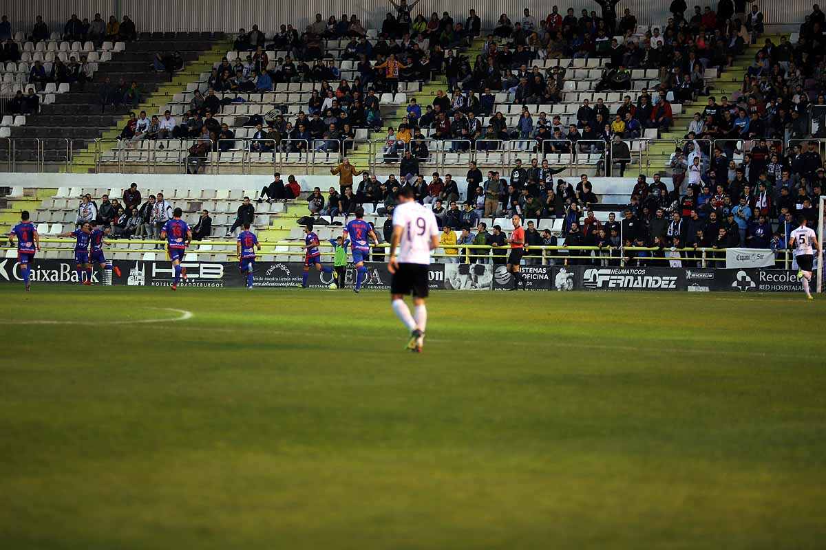 Los blanquinegros han perdido en casa contra la Sociedad Deportiva Amorebieta | Pisculichi encajó el único gol para los locales (1-2) | El Plantío recibió con emoción y homenajes a Mikel Saizar que regresaba a la que fue su portería durante dos temporadas). 