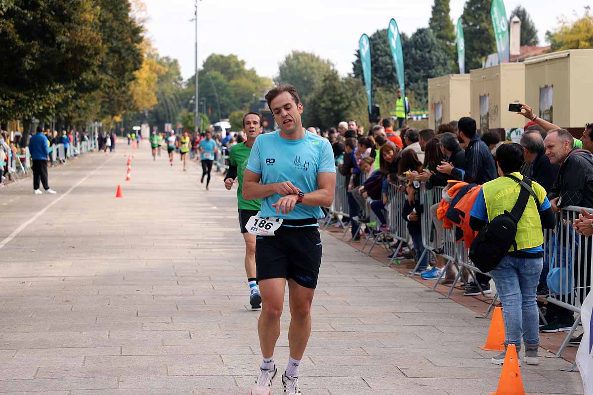 Dani Arce y Lidia Campo han sido los vencedores en la prueba de 10 kilómetros que ha recorridos las calles burgaleses. 