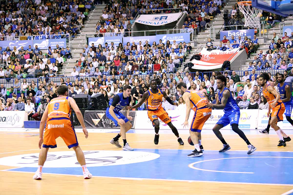 Imágenes del encuentro entre el San Pablo Burgos y el Valencia Basket en el Coliseum. 