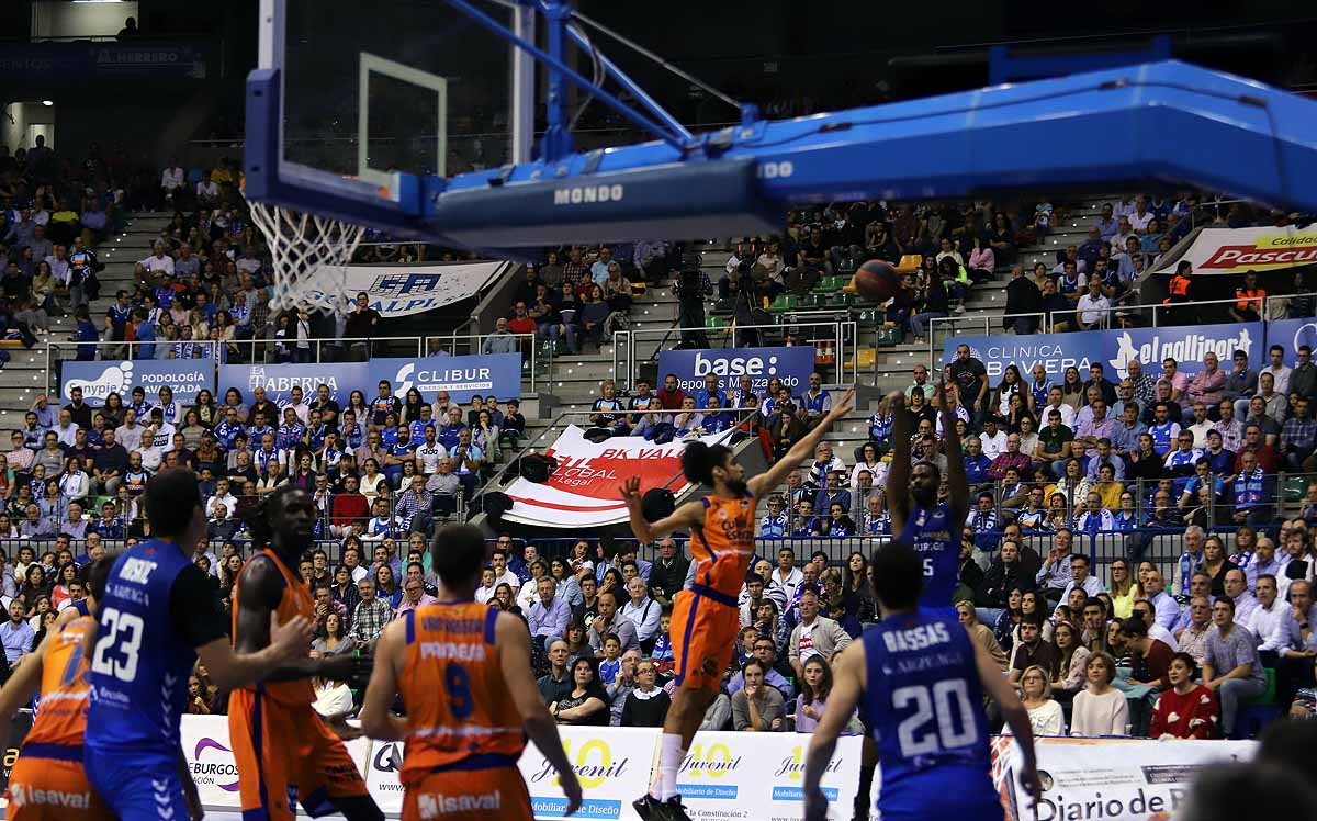 Imágenes del encuentro entre el San Pablo Burgos y el Valencia Basket en el Coliseum. 