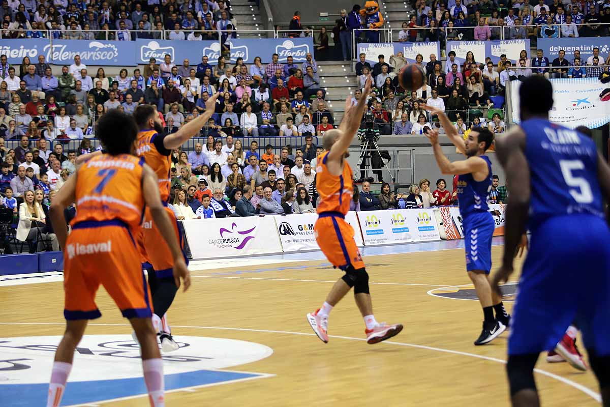 Imágenes del encuentro entre el San Pablo Burgos y el Valencia Basket en el Coliseum. 