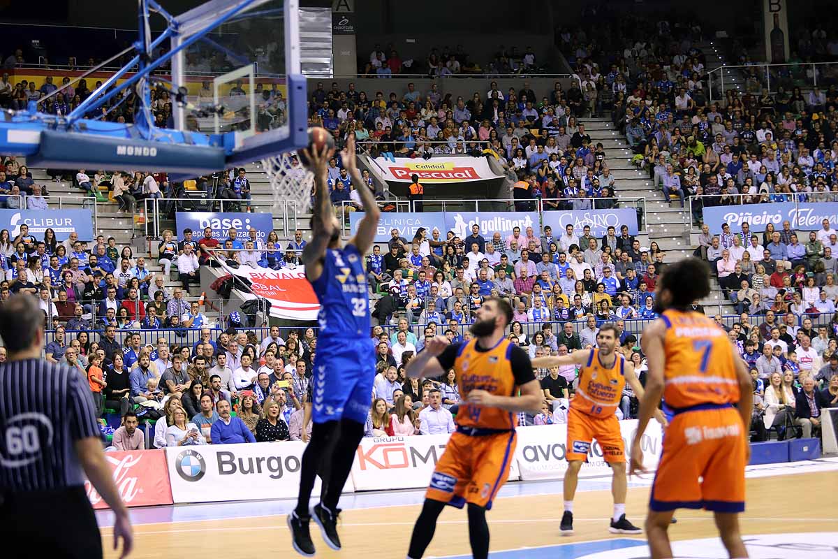 Imágenes del encuentro entre el San Pablo Burgos y el Valencia Basket en el Coliseum. 