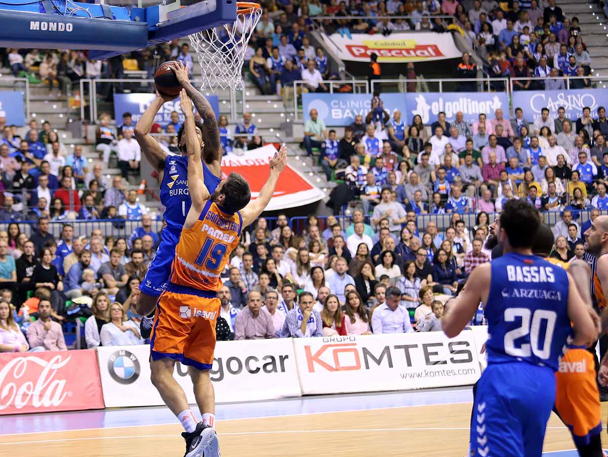 Imágenes del encuentro entre el San Pablo Burgos y el Valencia Basket en el Coliseum. 