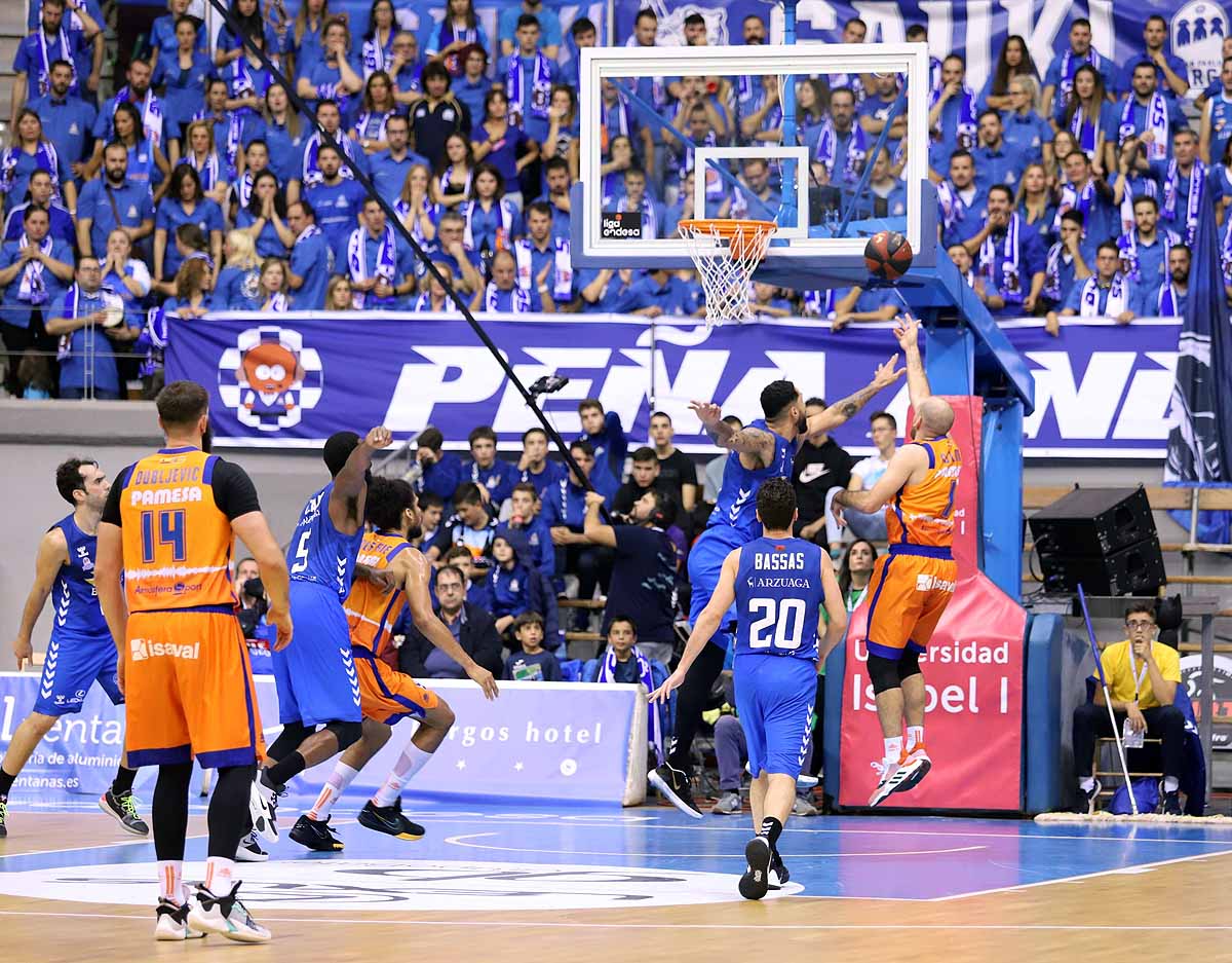 Imágenes del encuentro entre el San Pablo Burgos y el Valencia Basket en el Coliseum. 