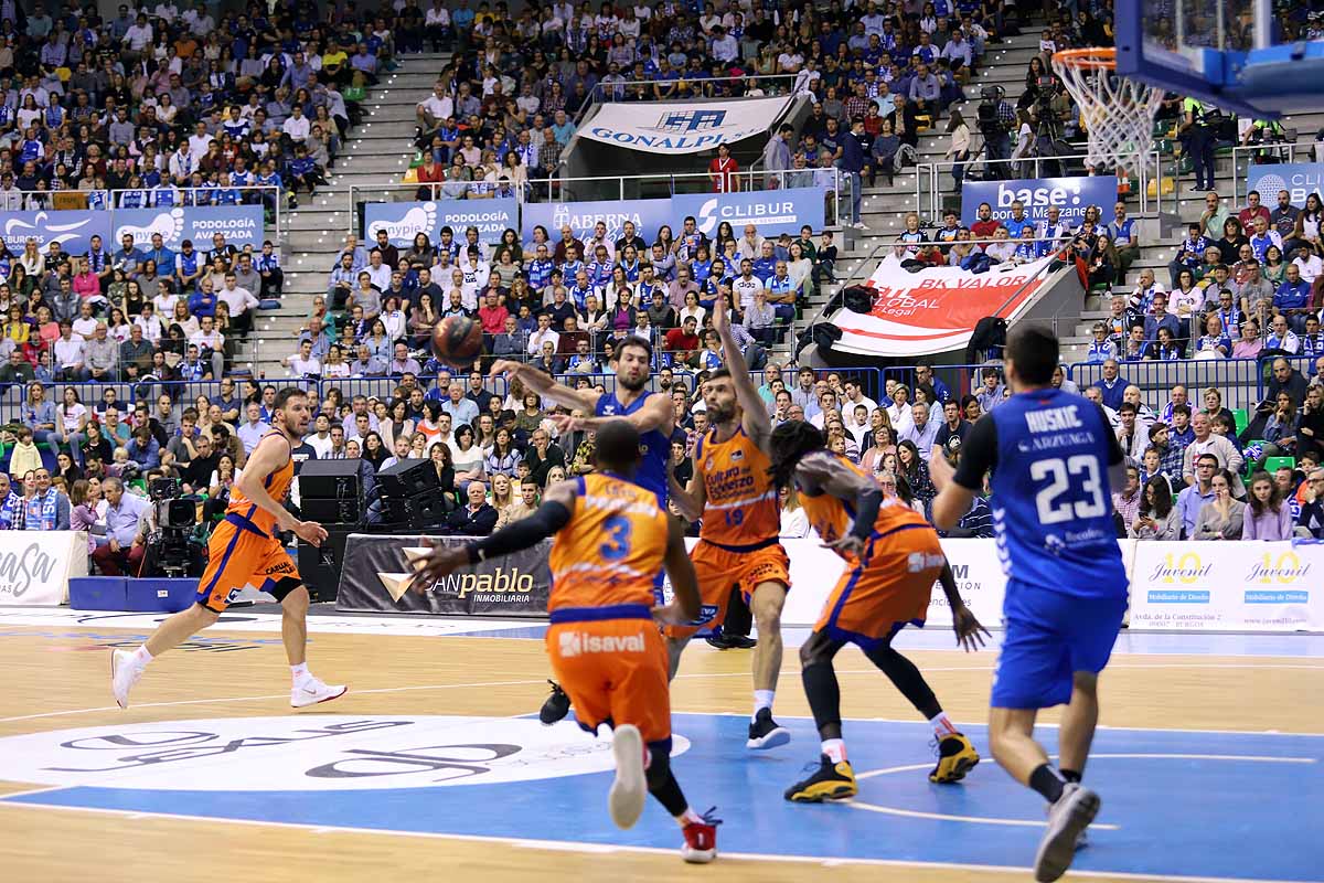 Imágenes del encuentro entre el San Pablo Burgos y el Valencia Basket en el Coliseum. 