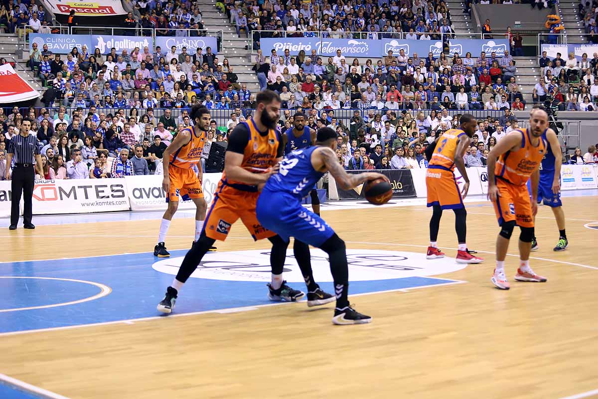 Imágenes del encuentro entre el San Pablo Burgos y el Valencia Basket en el Coliseum. 